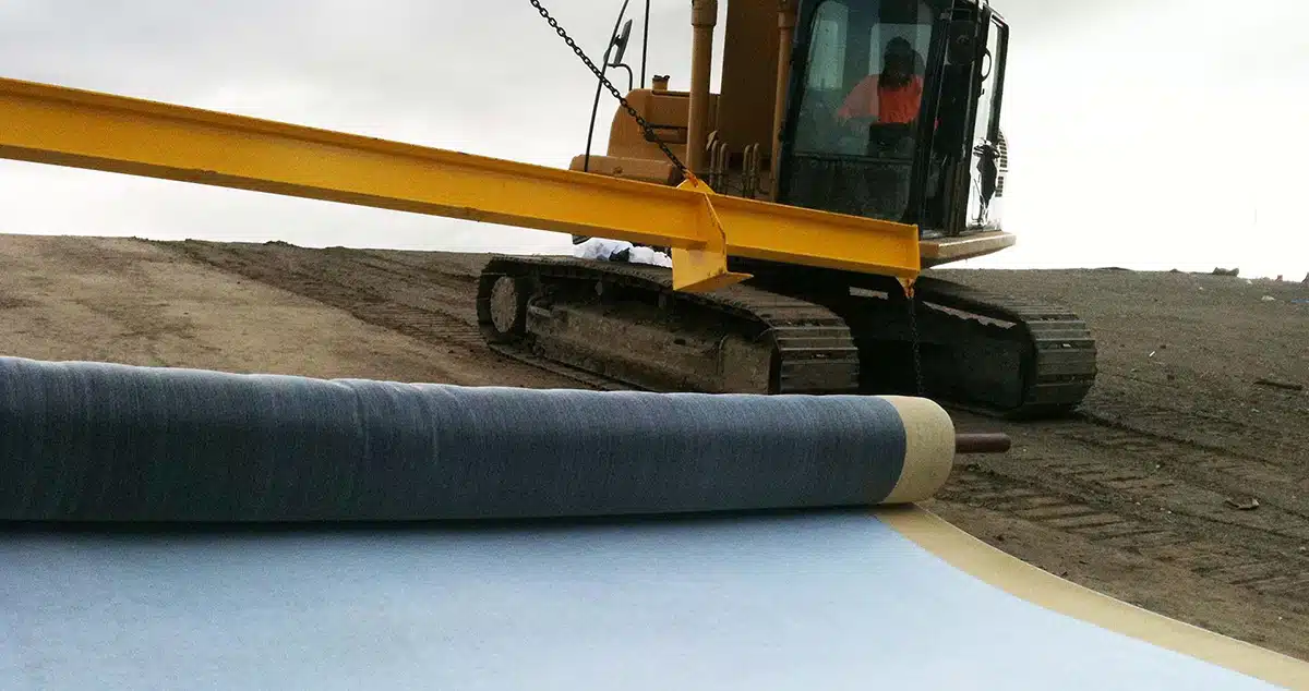 Instalación de clay liner geosintético en un proyecto de vertedero en California
