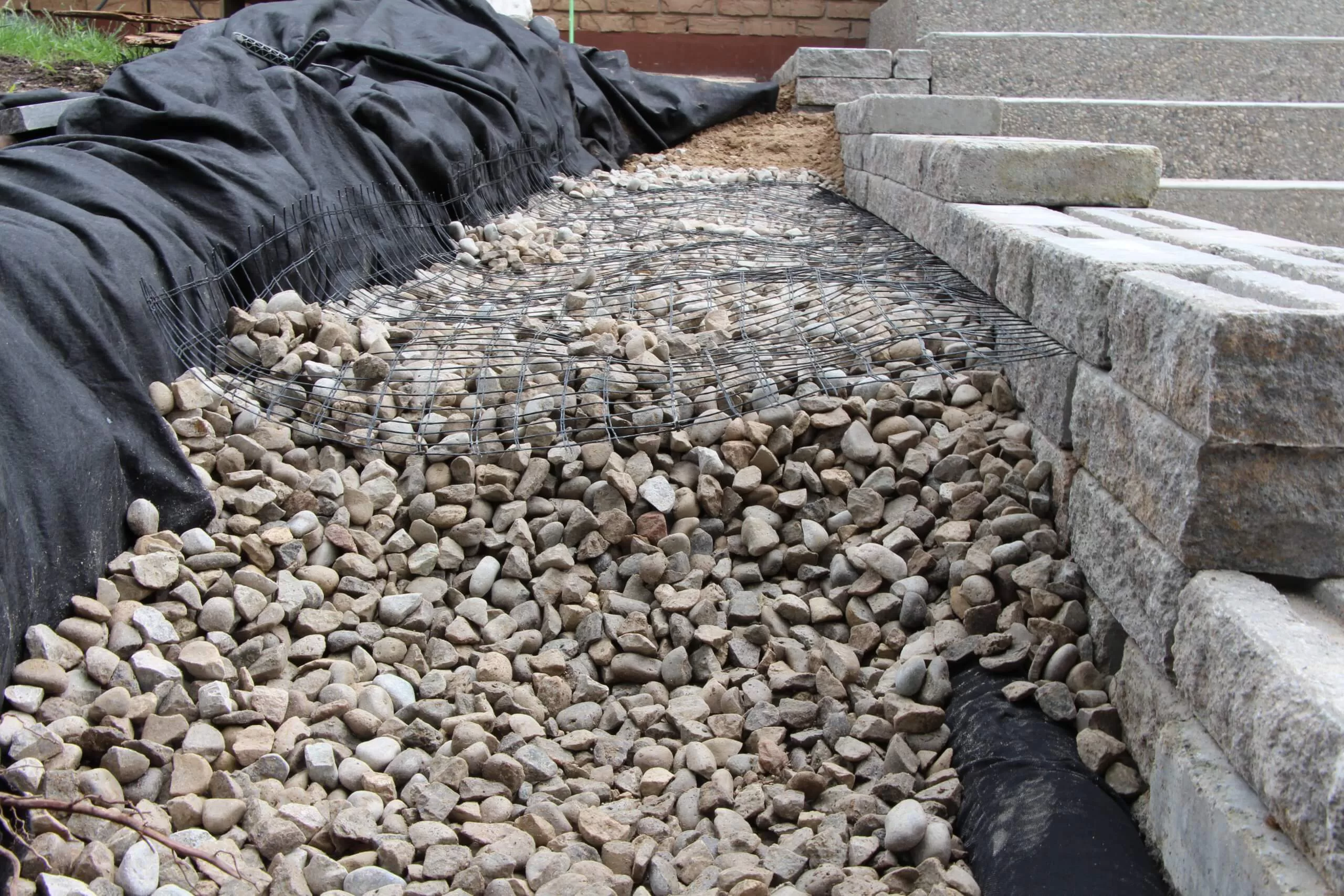 polymer reinforcement installation in mechanically stabilized earth retaining wall