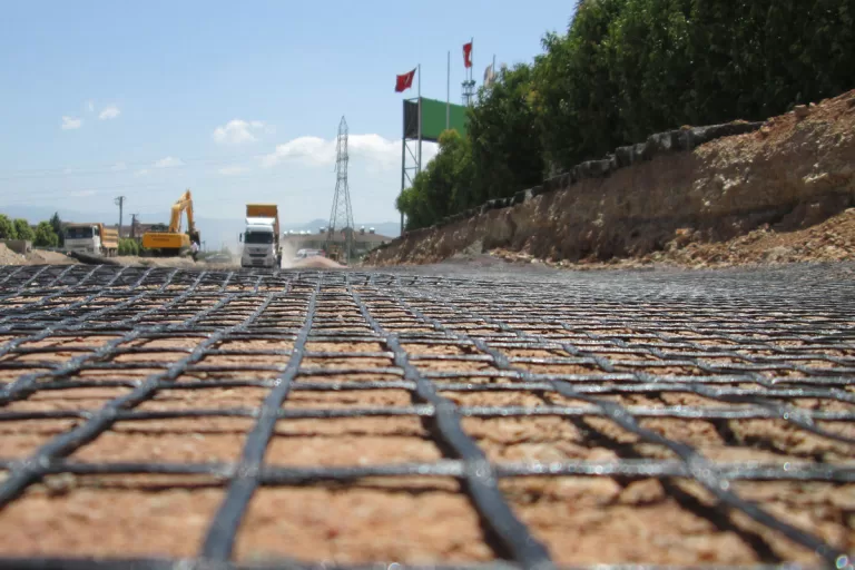 Comparing Geogrid and Woven Geotextile: What You Need to Know