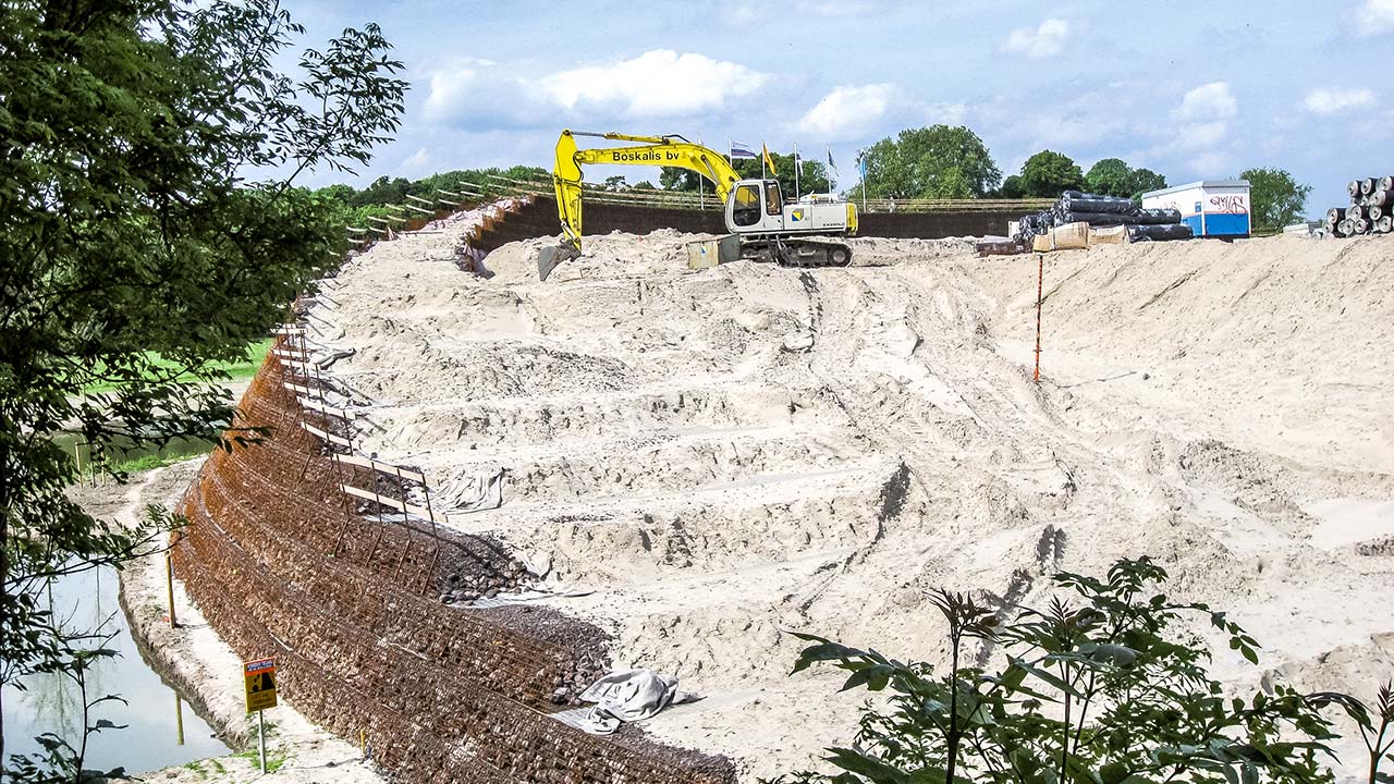 Geogrid retaining wall installation for reinforced soil retaining wall construction on a commercial project