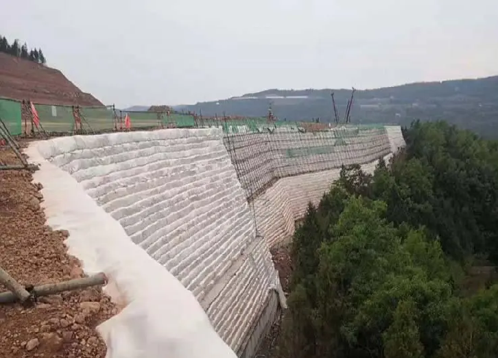 geogrid retaining wall installation for reinforced soil retaining wall project