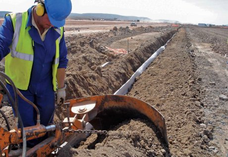 Instalación de geocomposite draintile en una carretera para mejorar el drenaje subterráneo