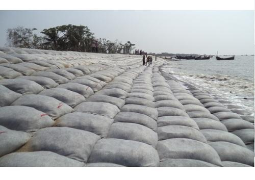 Installation of geotextile tubes in a coastal project