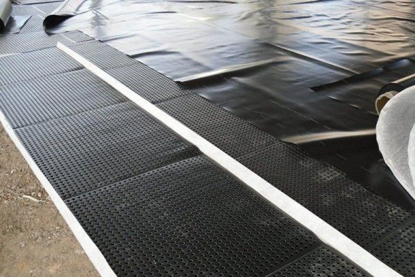 Installation of drainage composite system in landfill construction site
