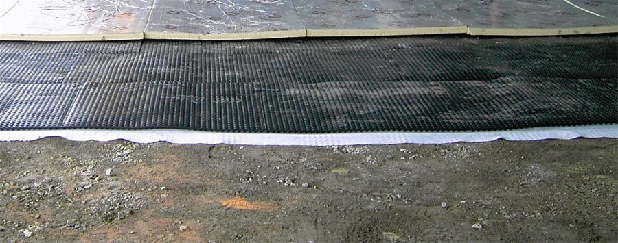 Installation of drainage composite system in landfill construction site
