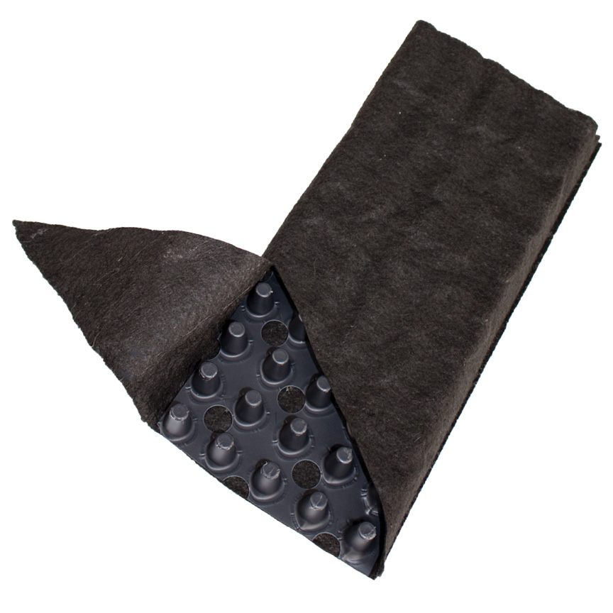 Geocomposite drain strip for efficient drainage in roads and infrastructure