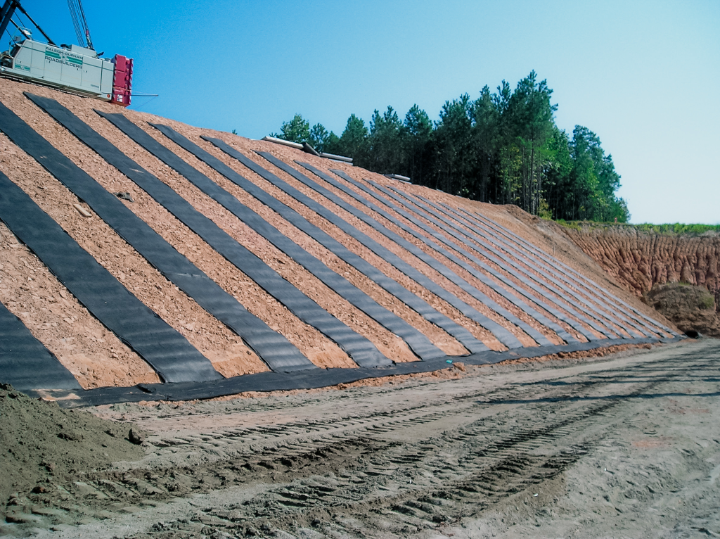 Geocomposite drain strip for efficient drainage in roads and infrastructure