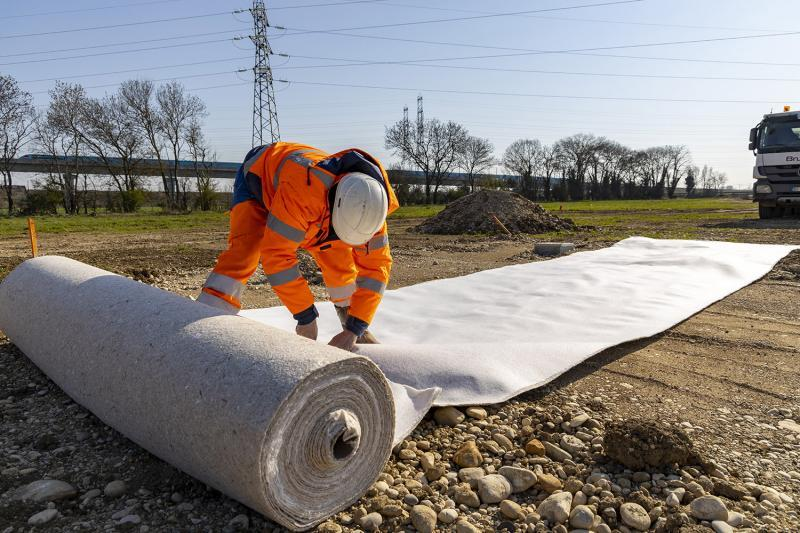 High-quality géotextile fabric for soil reinforcement and drainage