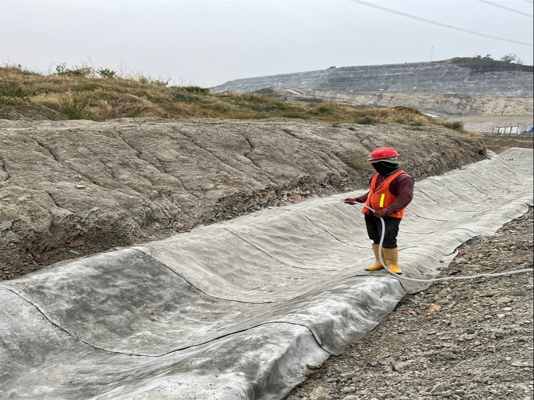 can concrete be installed on geonet in landfill drainage and leachate collection project