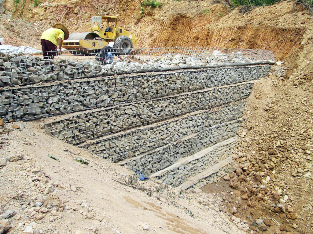 Retaining wall project using drainage geocomposites behind reinforced soil structure