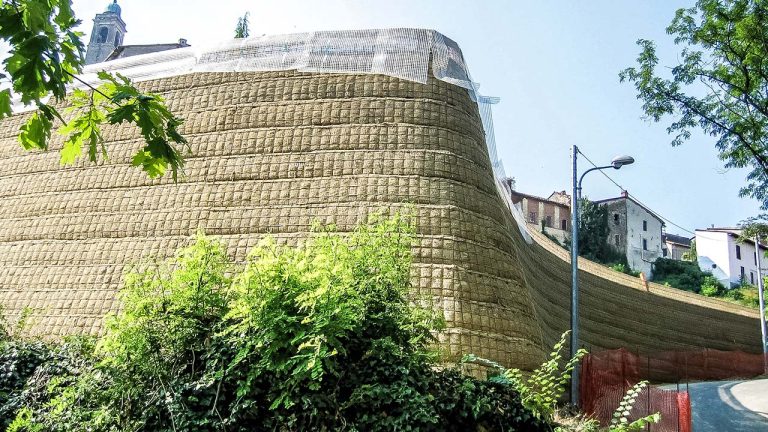 Geogrid Retaining Wall Solutions for Soil Reinforcement